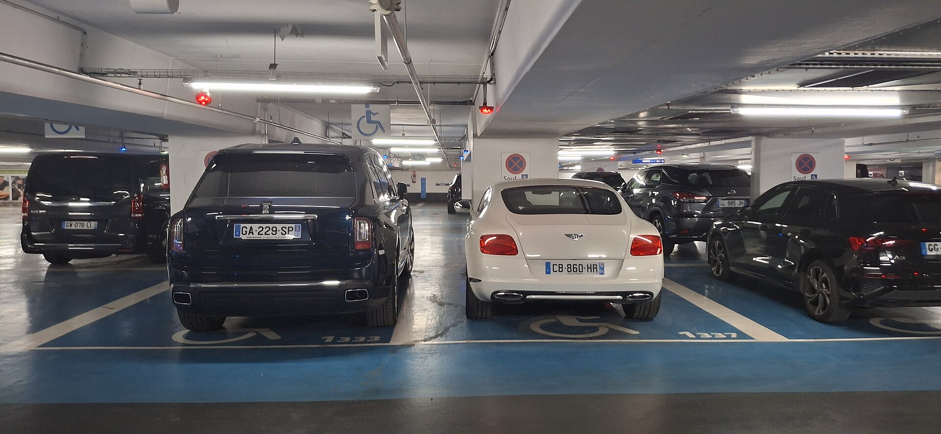Rolls Royce Cullinan + Bentley Continental GT