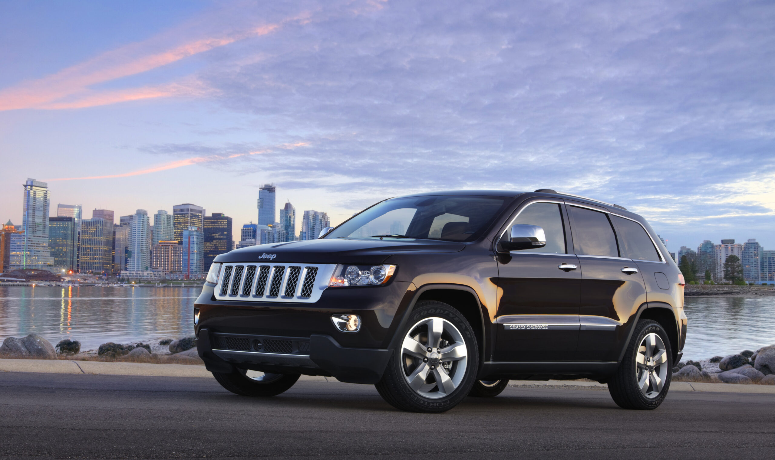 2013 Jeep Grand Cherokee WK2 SUV press photo, exterior view