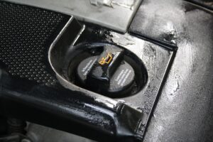 Cover of refill oil tank in 1,2 HTP engine in Škoda Fabia I.