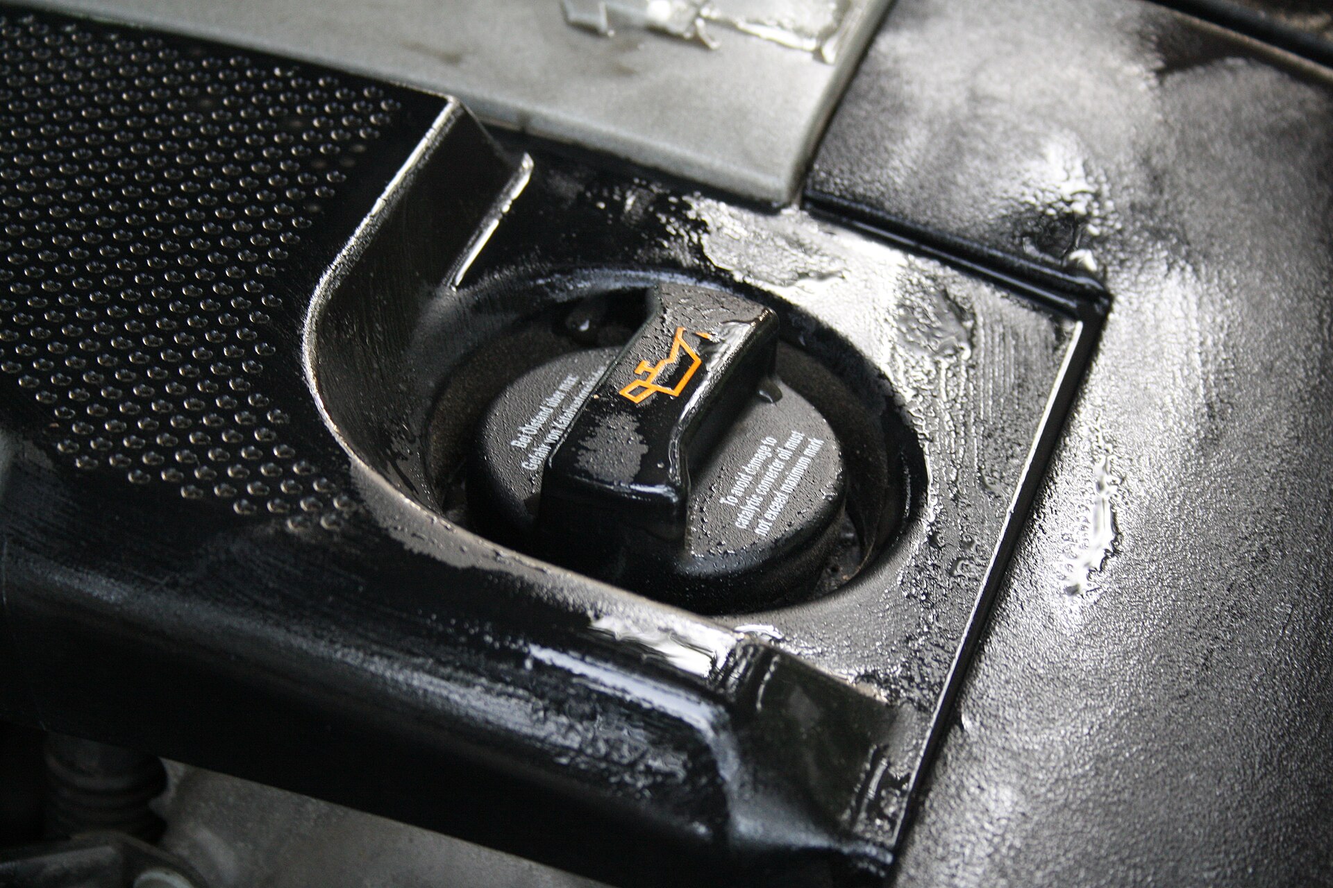 Cover of refill oil tank in 1,2 HTP engine in Škoda Fabia I.