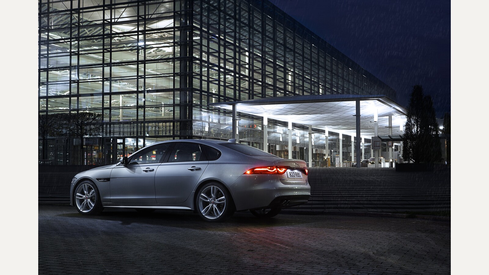 Jaguar XF X260 used guide official image 1