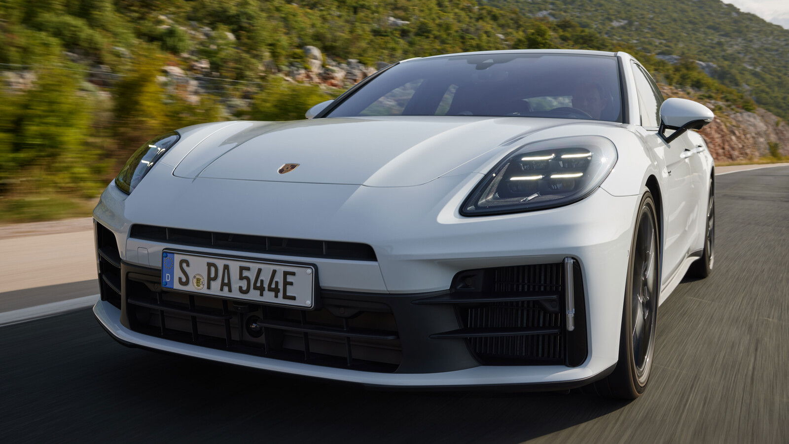 Porsche Panamera 971 used guide front three-quarter official image