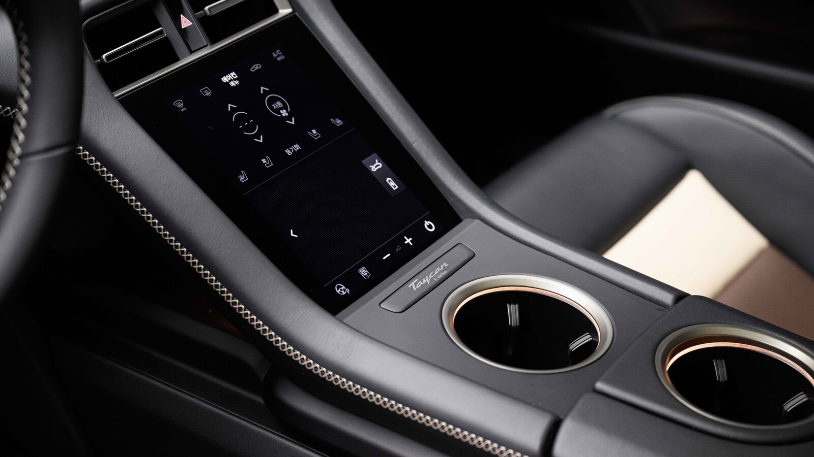 Porsche Taycan used guide cabin and equipment official image