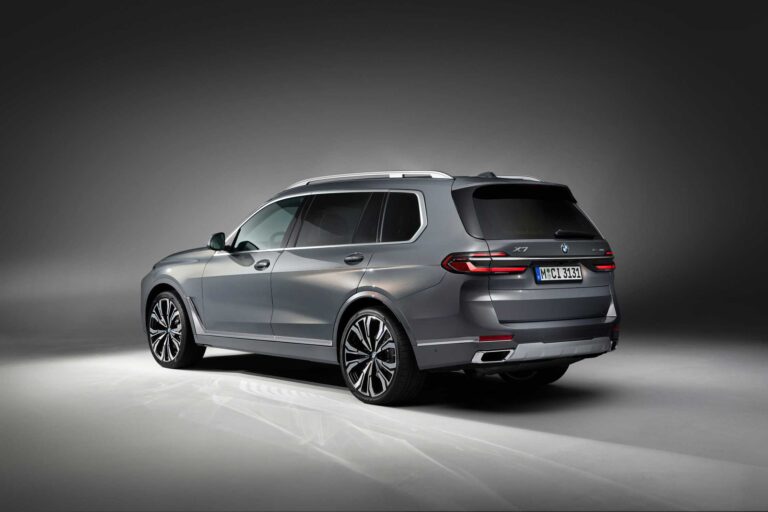 BMW X7 G07 official BMW Group rear three-quarter press image