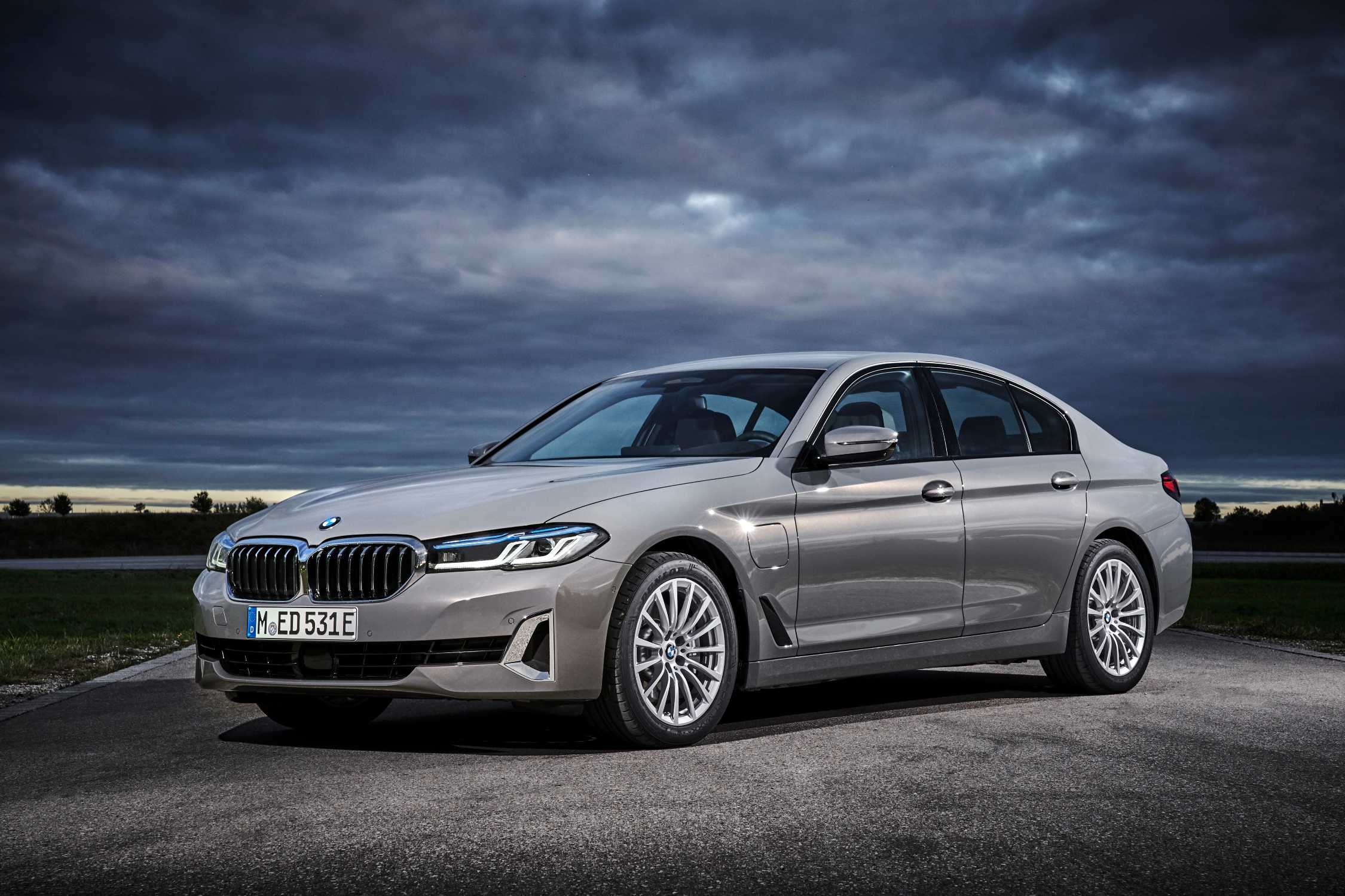 BMW 5 Series G30 LCI saloon front three-quarter in Bernina Grey Amber Effect, Luxury Line trim