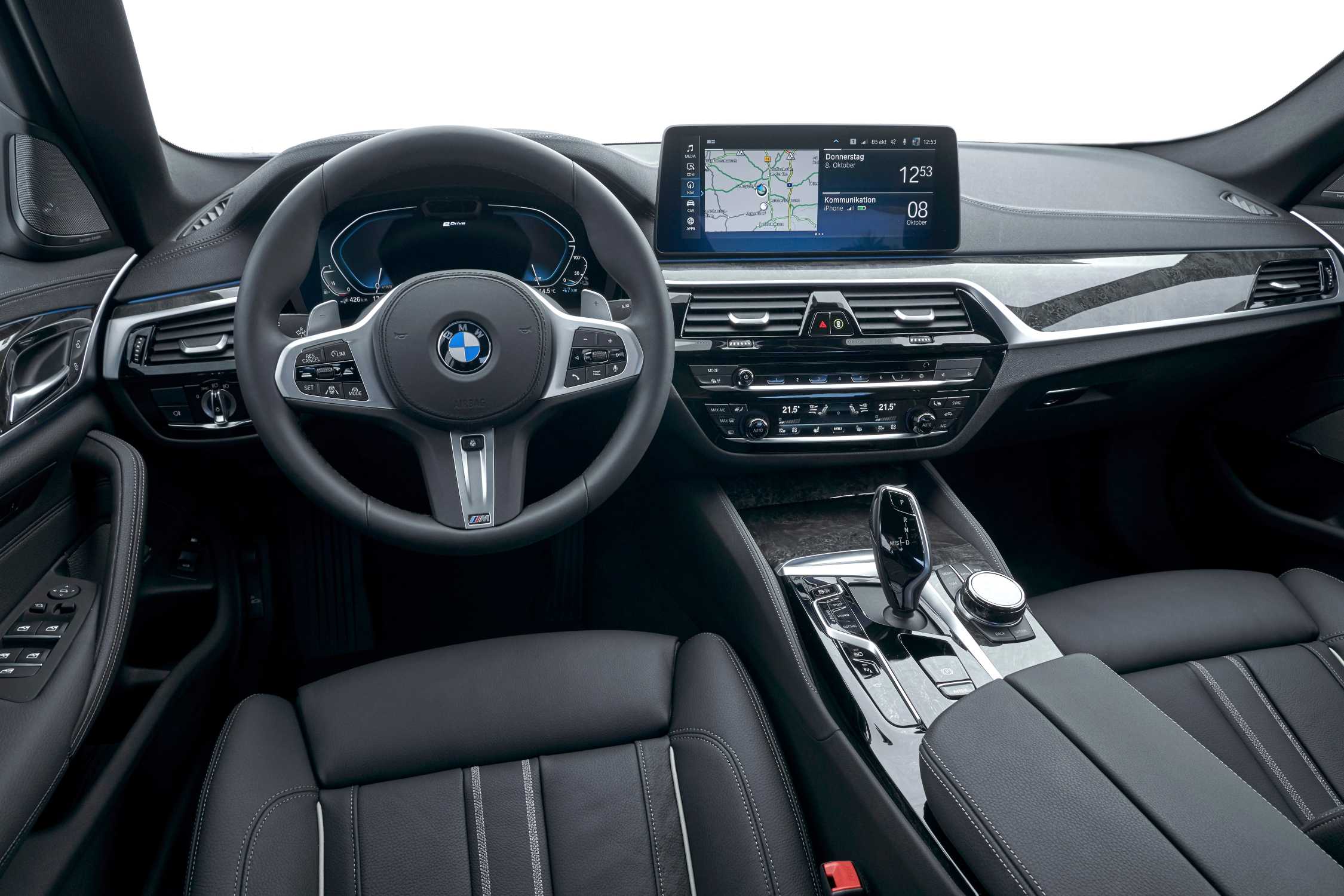 BMW 5 Series G30 LCI kidney grille close-up showing single-piece surround and twin-bar element