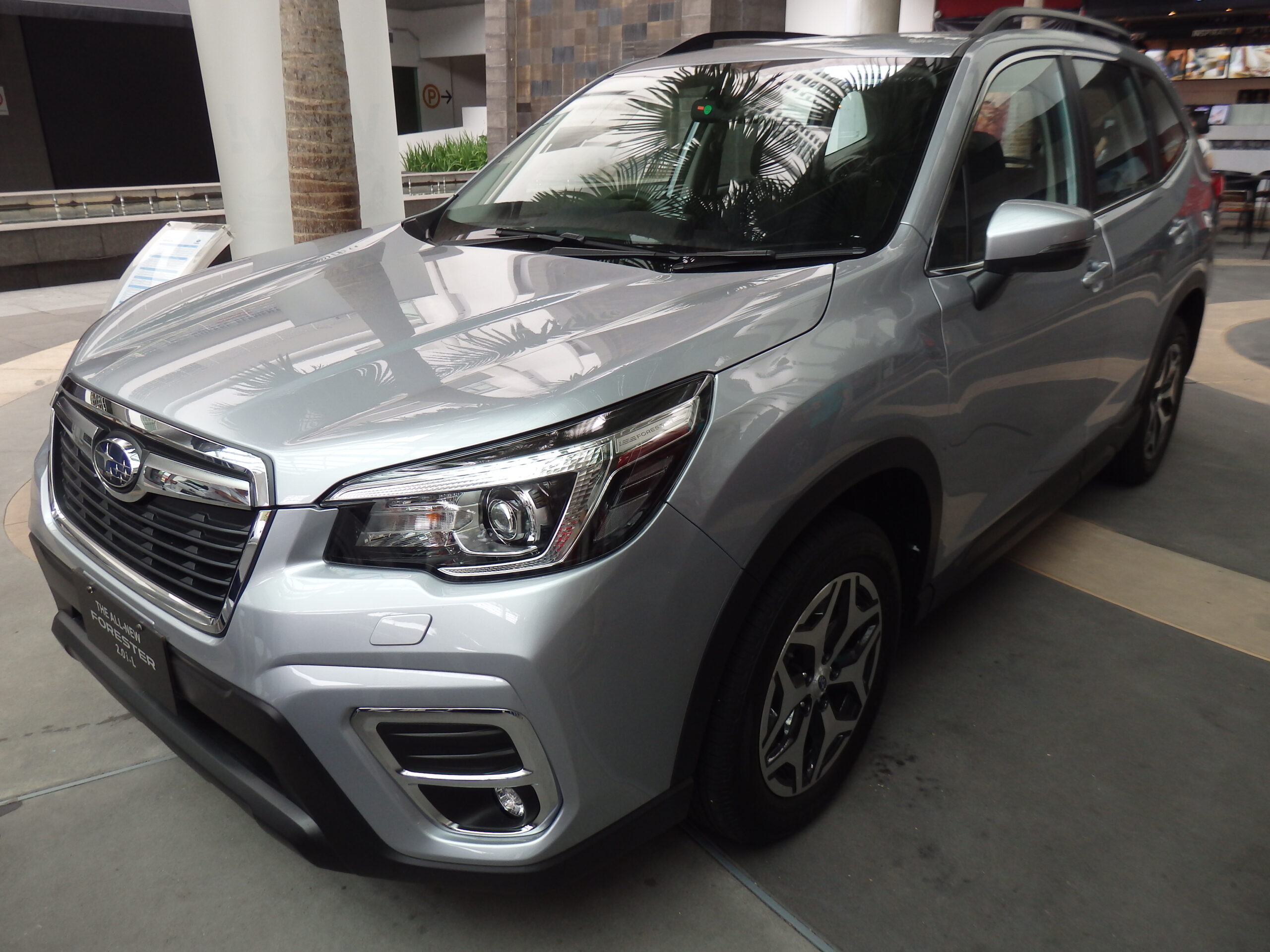 2019 Subaru Forester 2.0i-L in dark blue photographed from the front