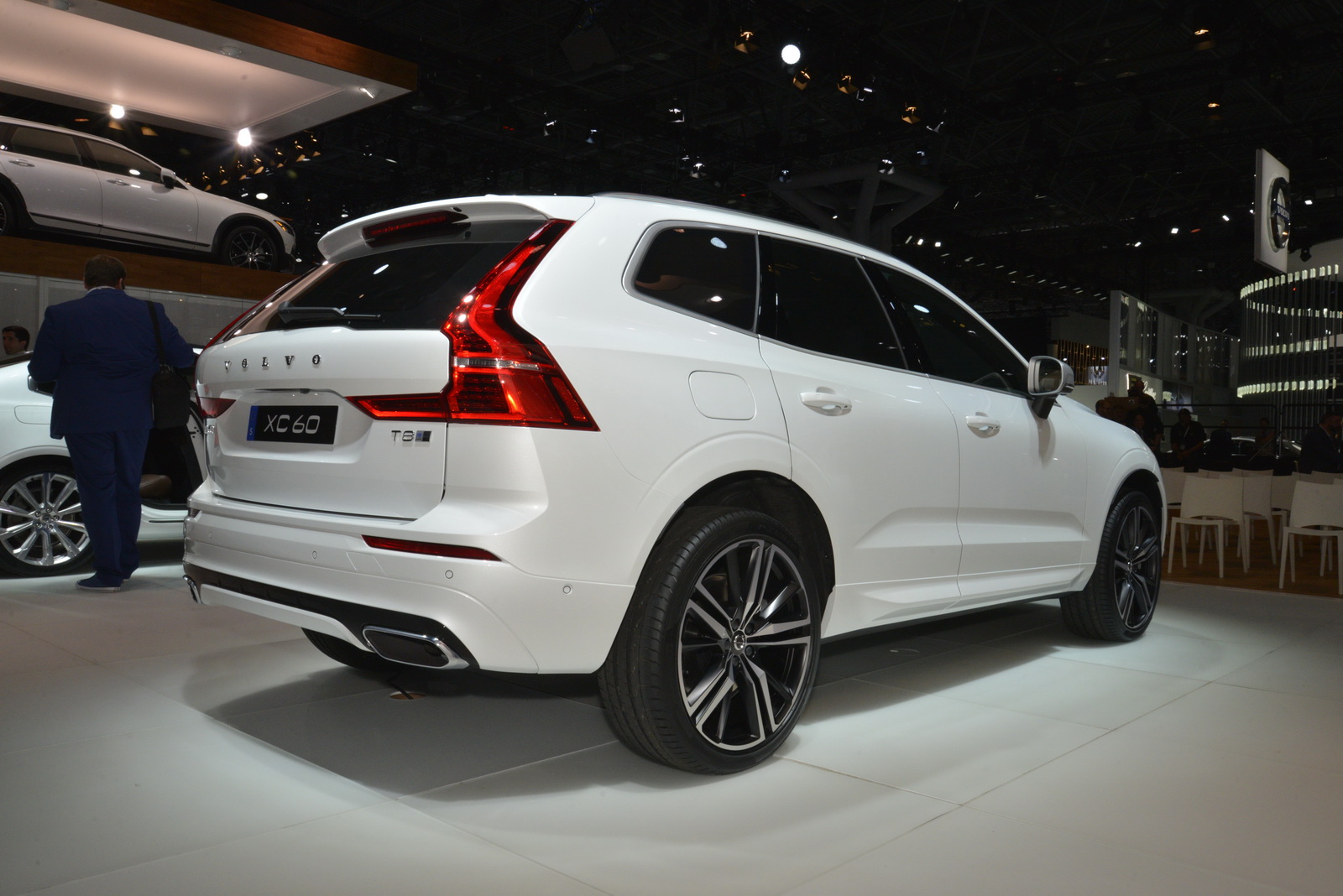 Volvo XC60 on the road, comparison with Discovery Sport and BMW X3