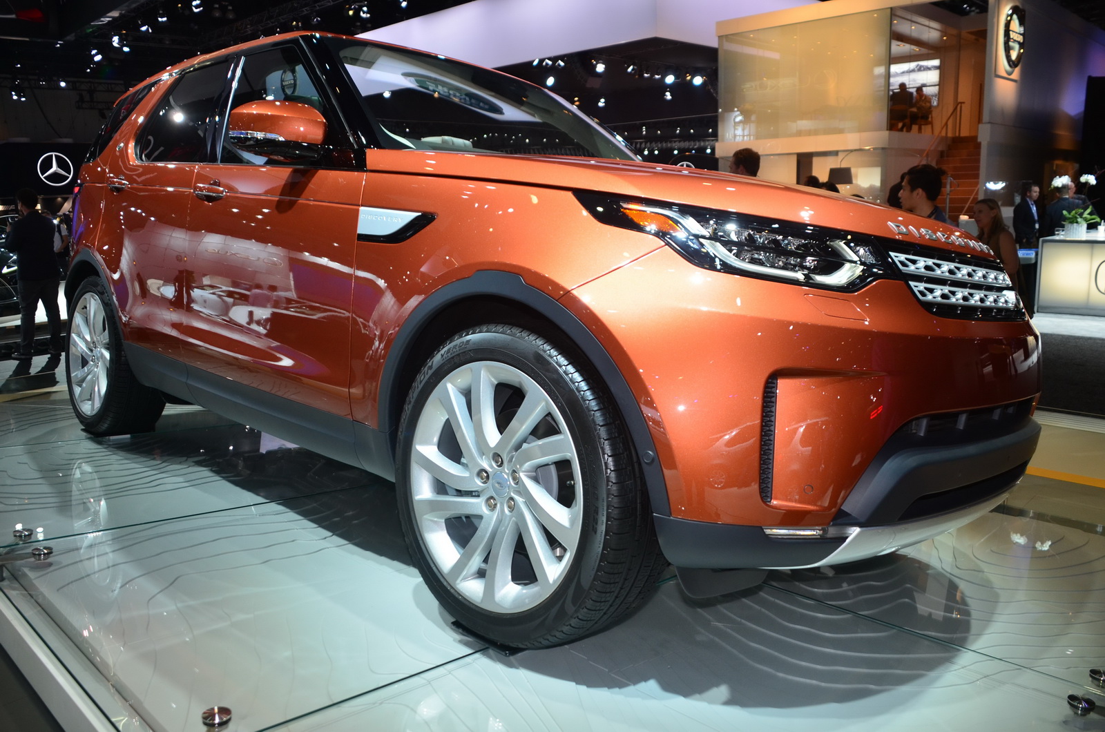 Land Rover Discovery on the road, premium SUV reliability and repair cost trade-off