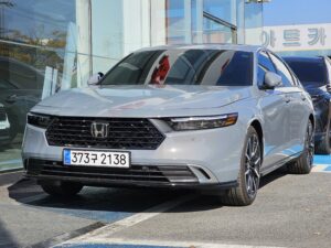 Honda Accord Hybrid Touring in urban gray pearl viewed from front three-quarter