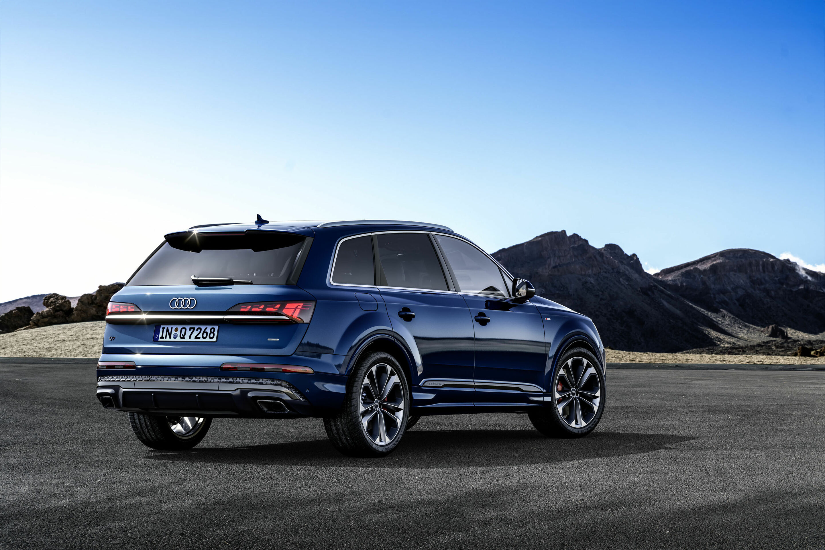 2020 Audi Q7 4M 50 TDI quattro front three-quarter view