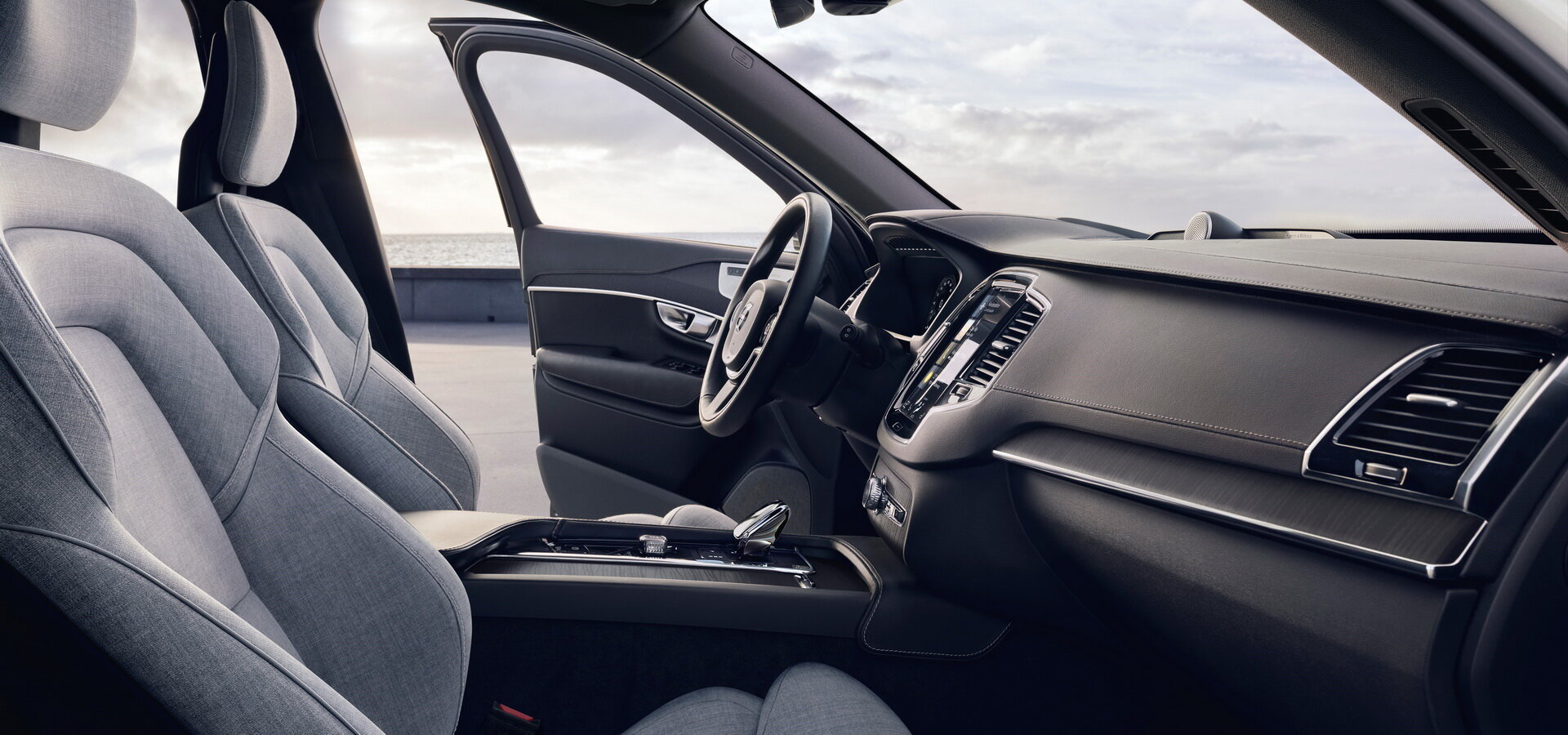 Volvo XC90 T8 Recharge front quarter