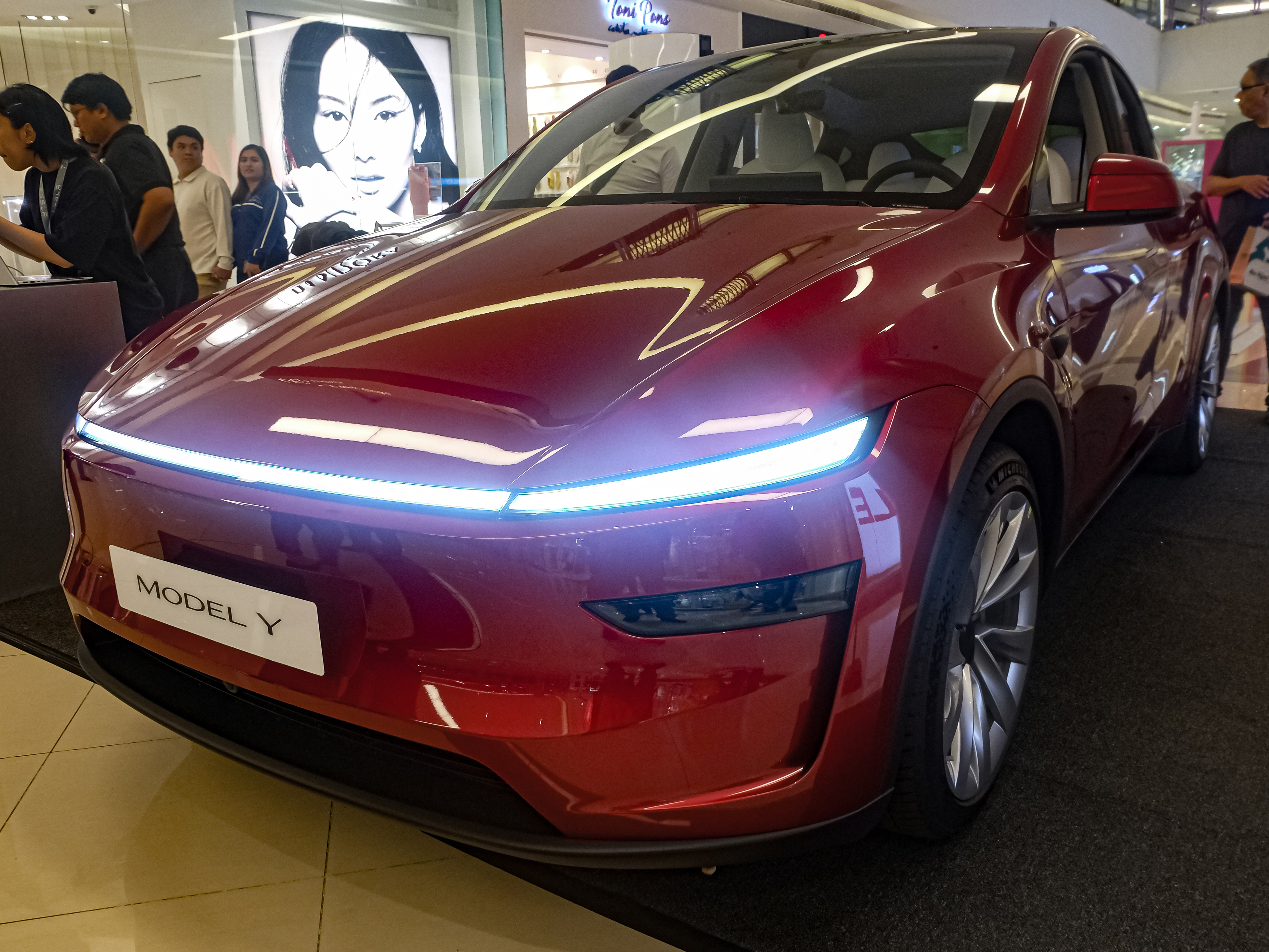 Tesla Model Y Juniper Long Range AWD Ultra Red refresh