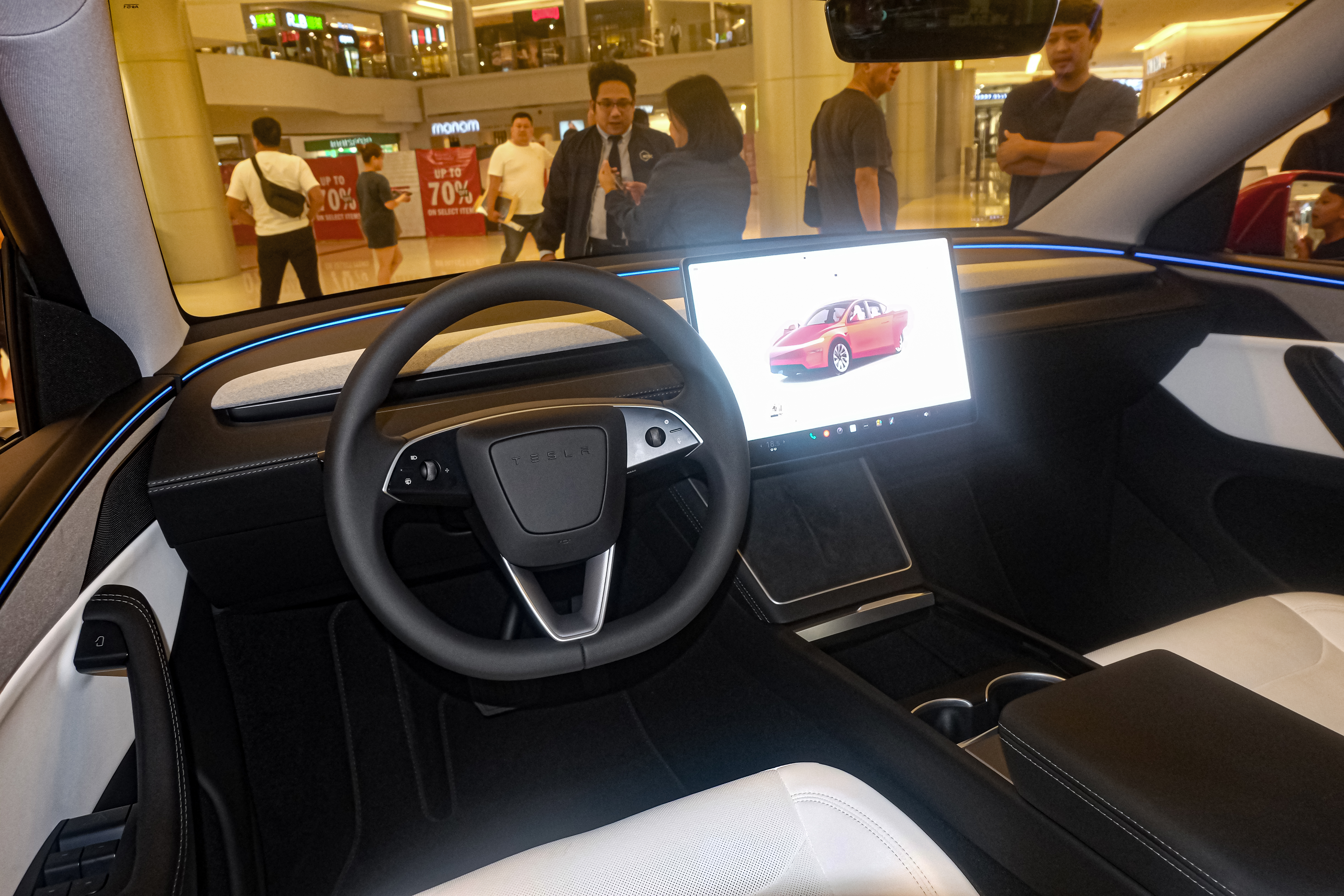 Tesla Model Y Juniper refresh Long Range AWD White Black