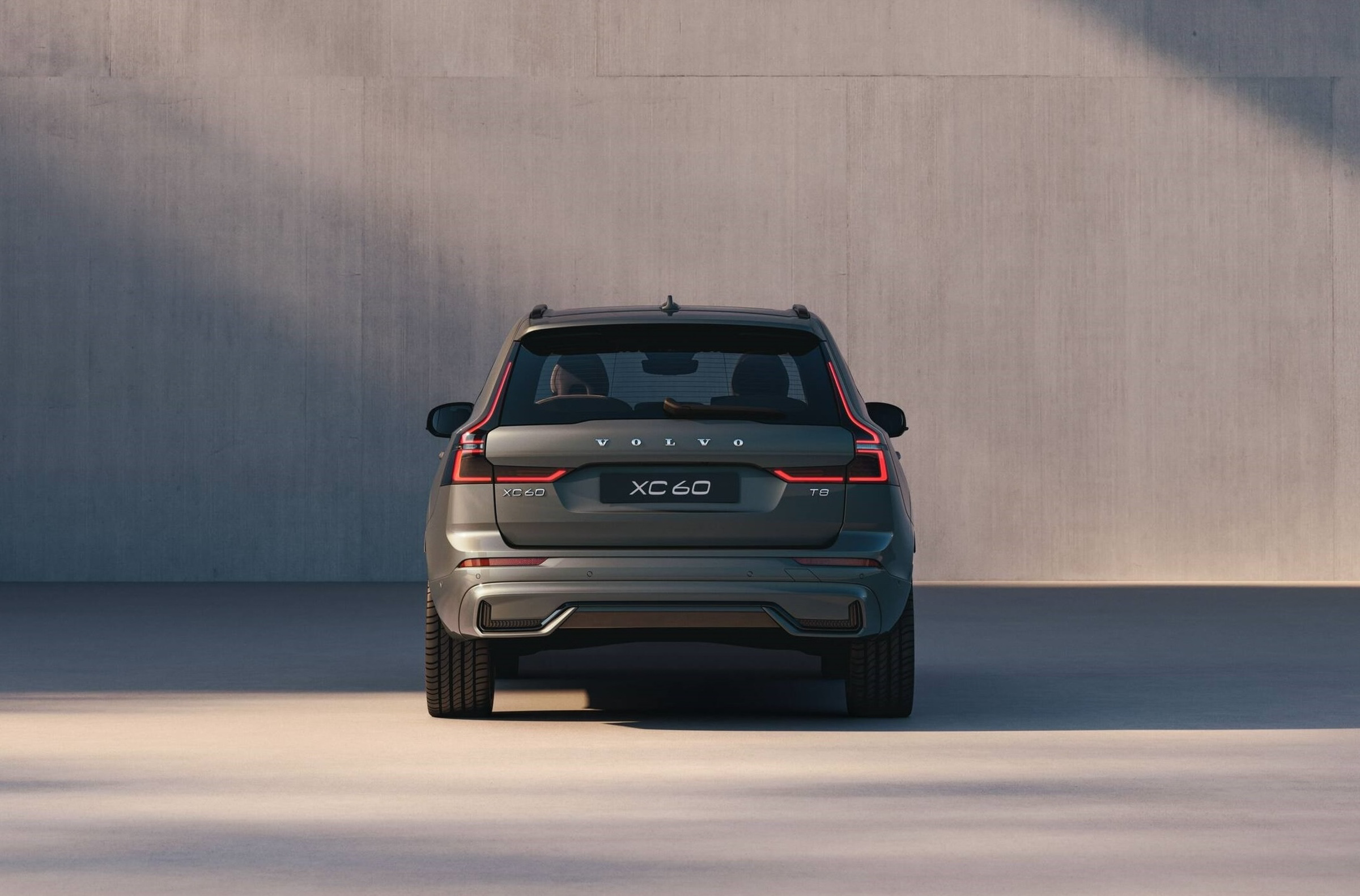 Premium PHEV vs EV comparison: Volvo XC60 T8 plug-in hybrid rear view