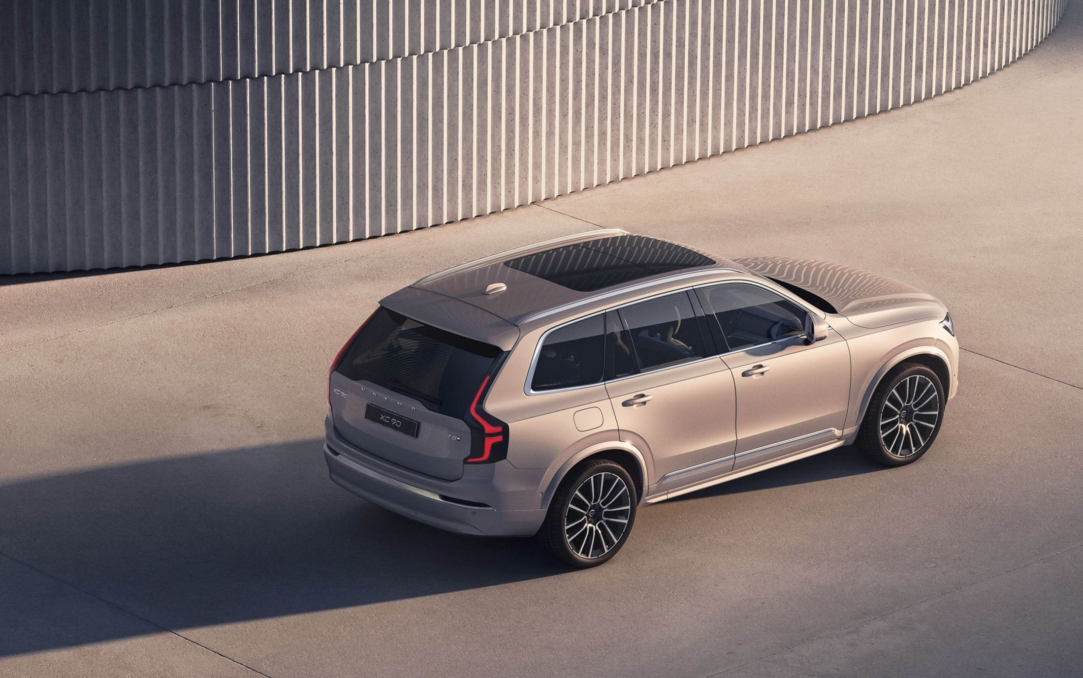 Volvo XC90 rear three-quarter, Volvo Selekt approved used SUV