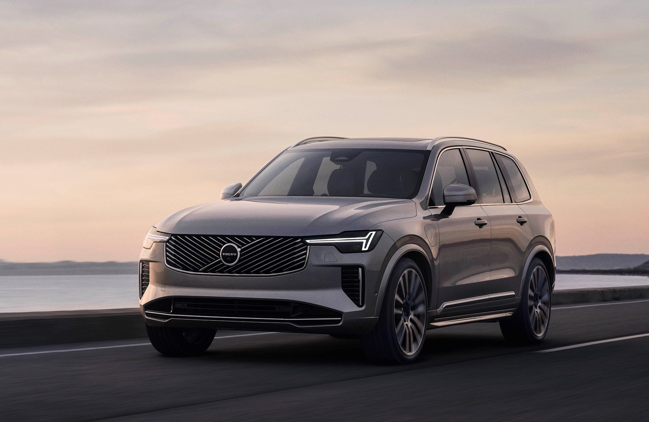 Volvo XC90 facelift, front three-quarter, 2025 model year, relevant to extended warranty cost decisions