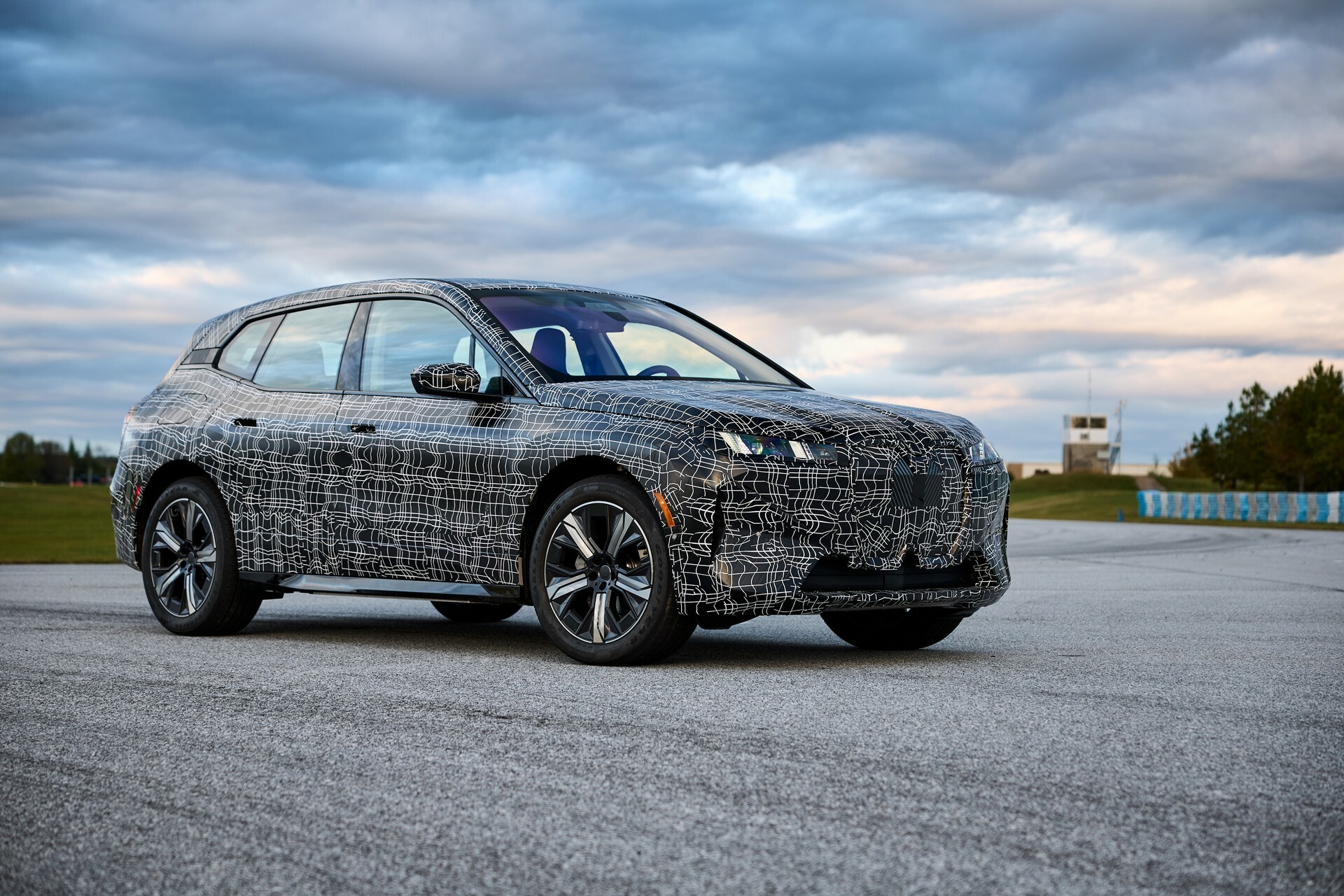 Premium electric SUV front three-quarter, used to illustrate salary sacrifice EV eligibility for a UK higher-rate taxpayer