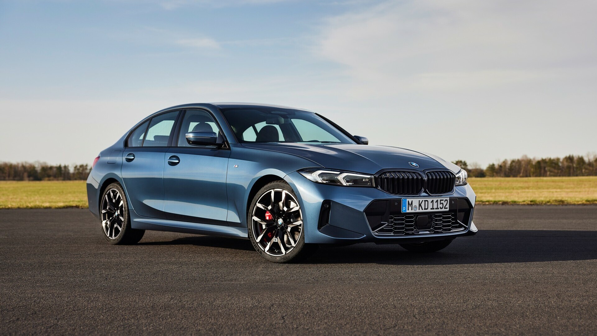 BMW 3 Series mild hybrid 320i static front three-quarter