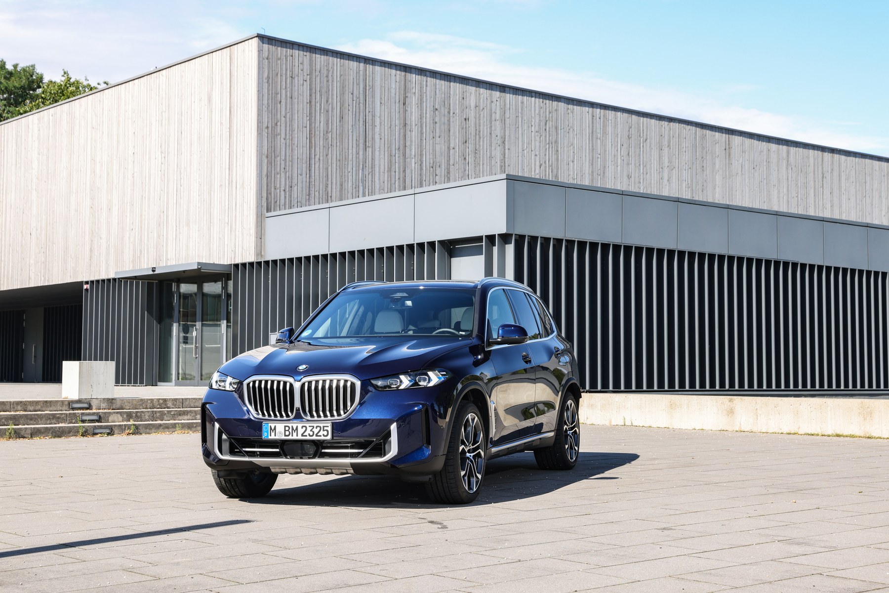 BMW X5 xDrive40d facelift front three-quarter showing the updated grille and lights