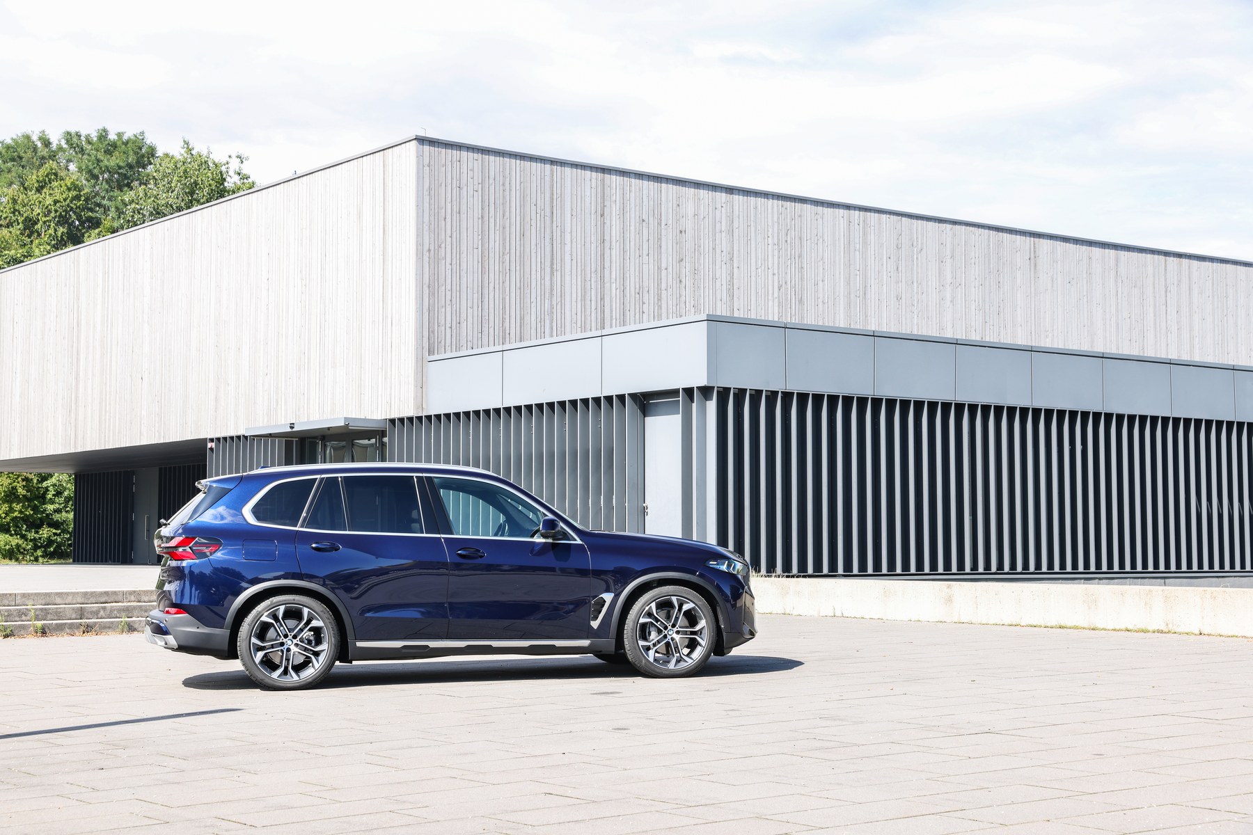 BMW X5 xDrive40d side profile in blue showing the M Sport body