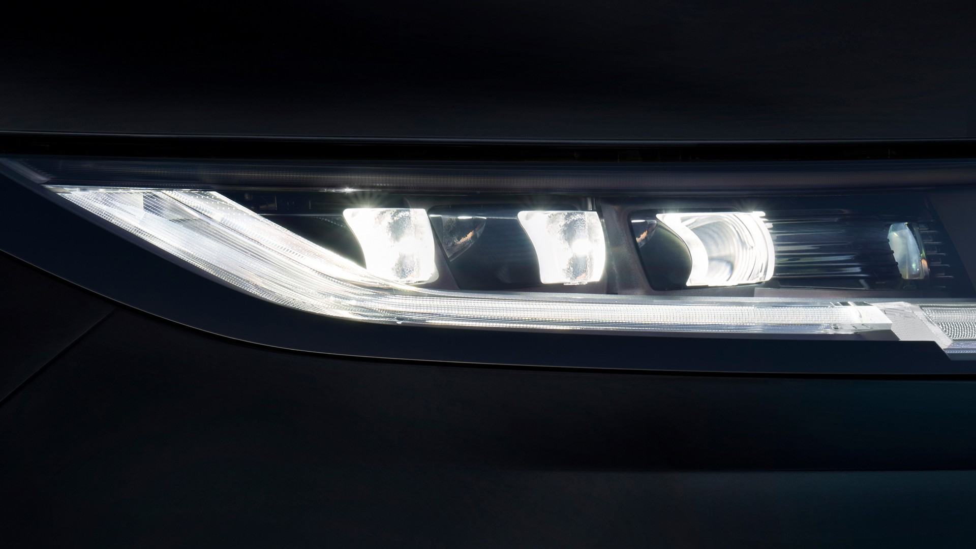 Range Rover Sport LED headlight detail, the kind of bonded assembly an approved repairer must handle correctly