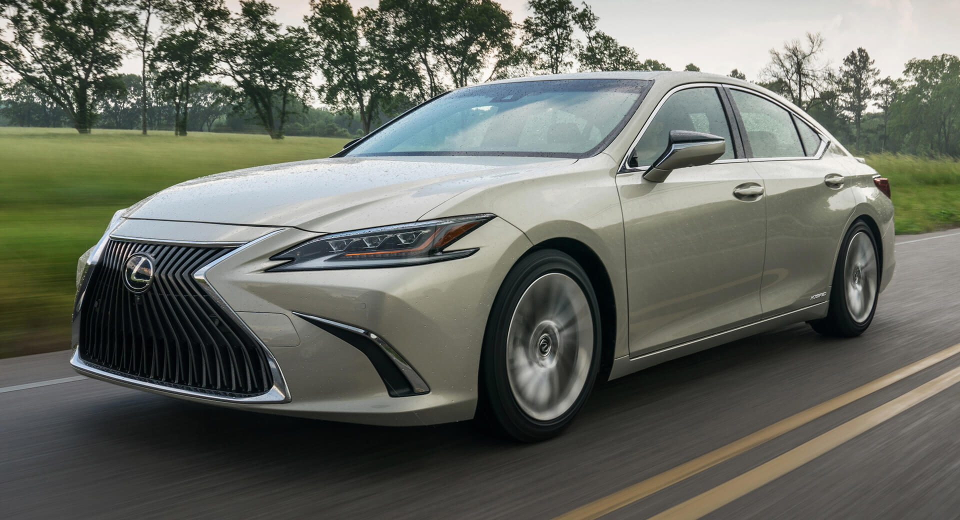Lexus ES 300h self-charging hybrid on the move, the only UK powertrain in this used buyer's guide