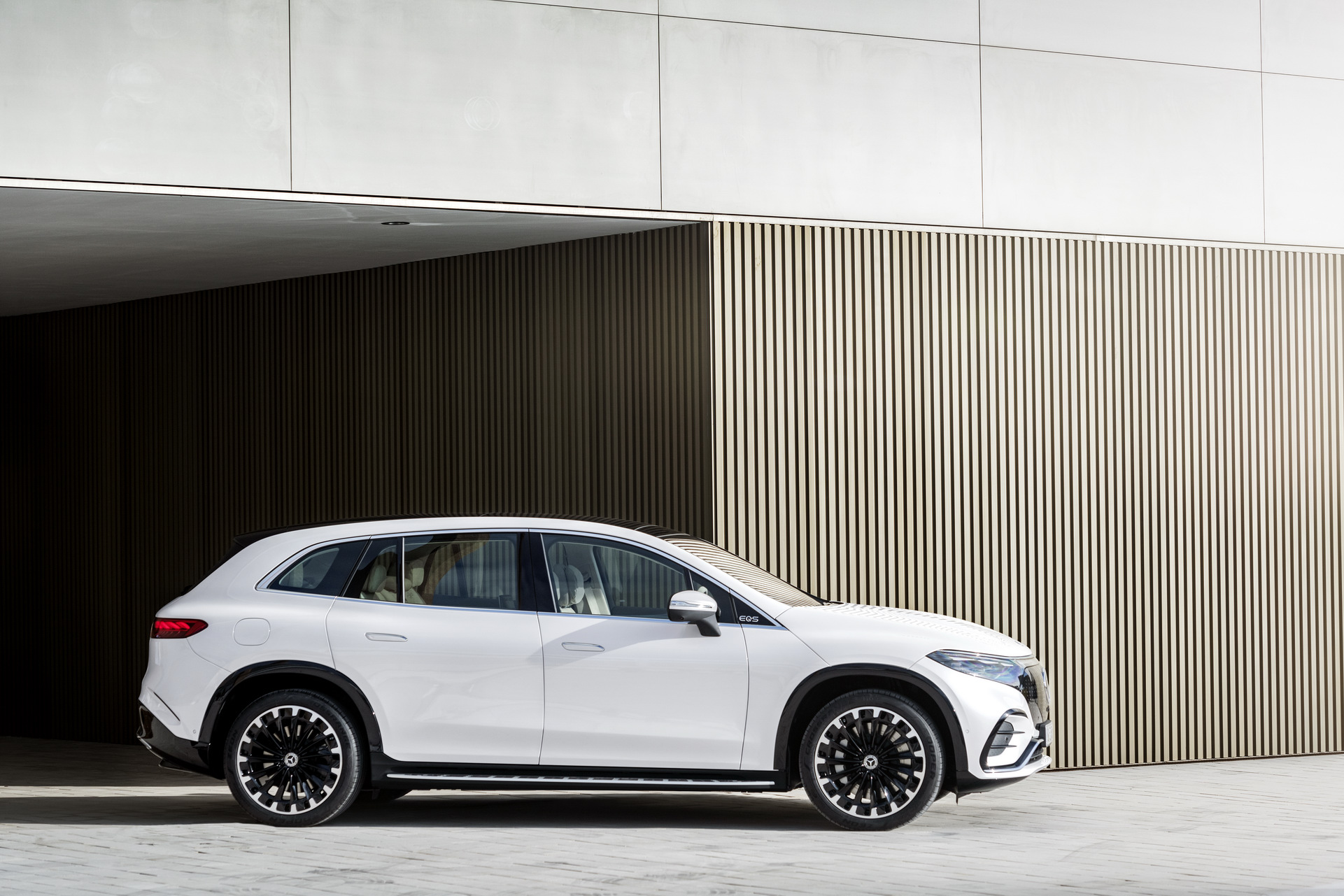 Mercedes EQS SUV side profile, the flagship electric SUV used for salary sacrifice maths