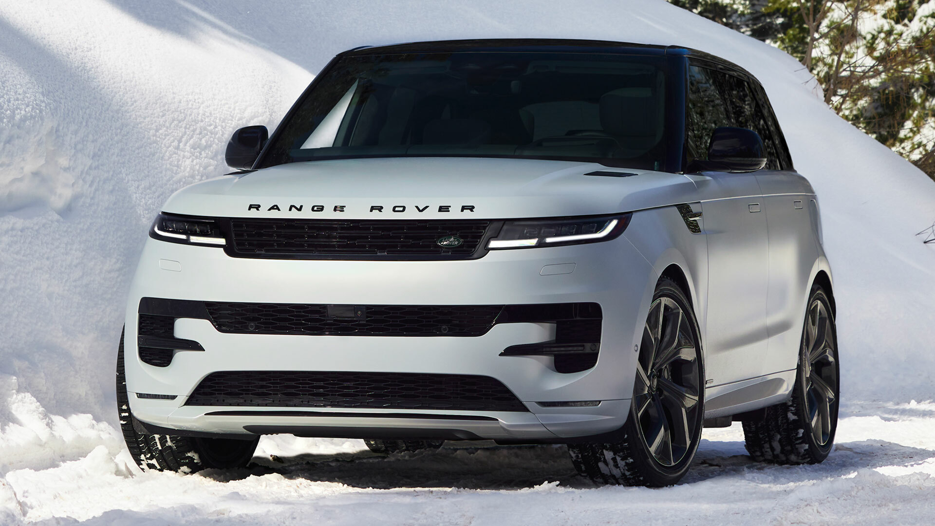 Range Rover Sport in snow, a used JLR warranty candidate compared in Warranty Direct vs MotorEasy vs ALA