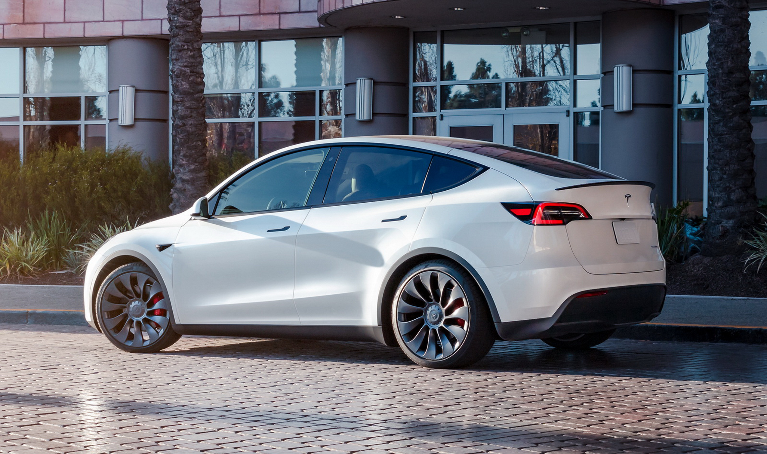 Tesla Model Y, a premium EV whose battery warranty guarantees 70% capacity retention