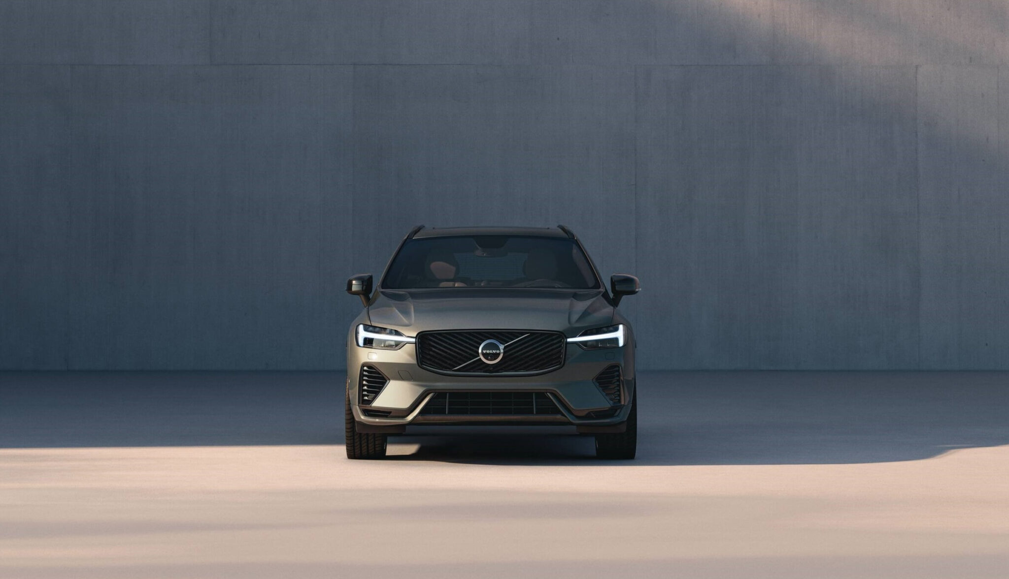 Volvo XC60 profile press shot, the kind of premium car where early settlement and equity decisions matter