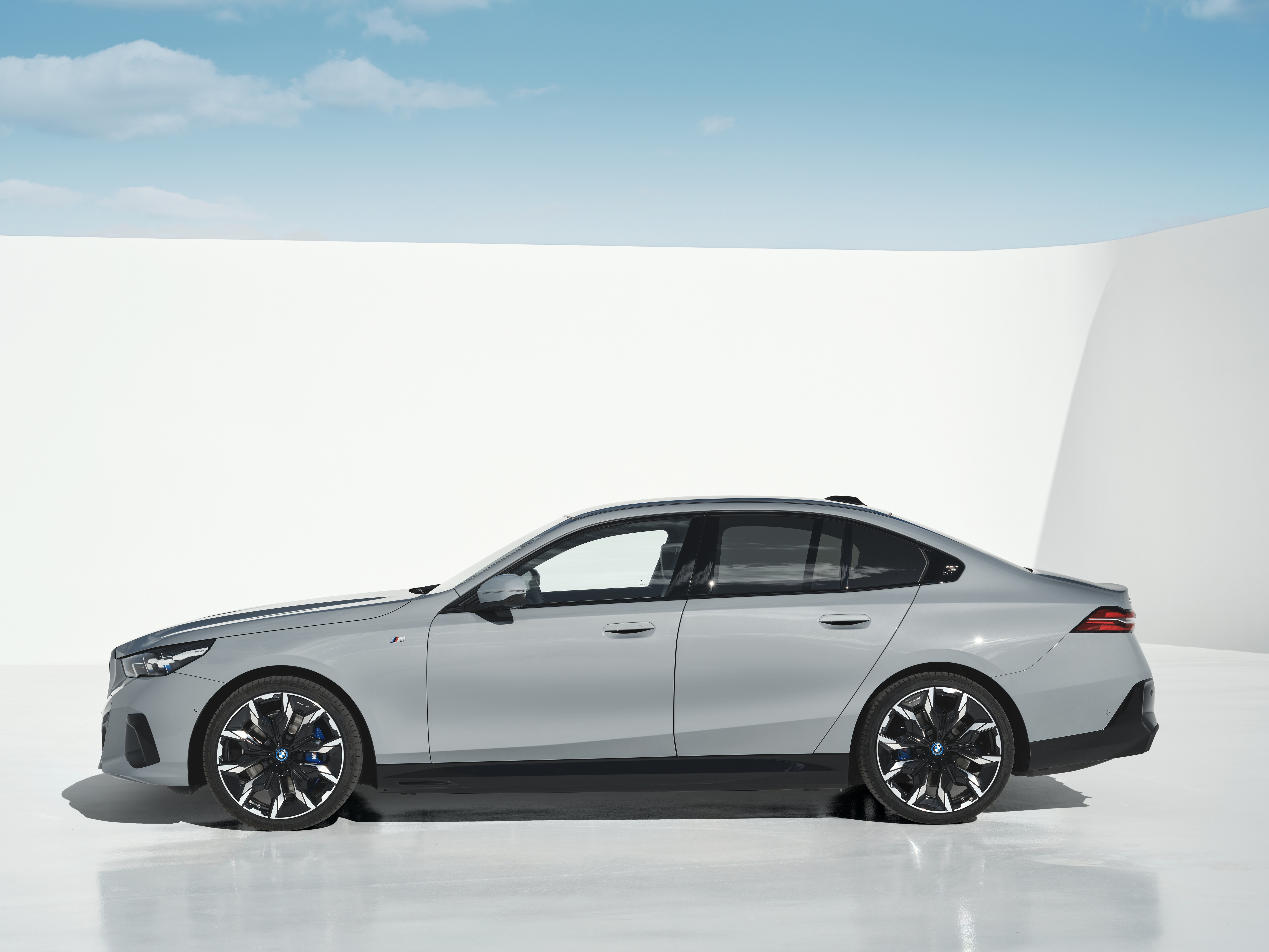 BMW 5 Series G60 Saloon studio side profile, practicality round