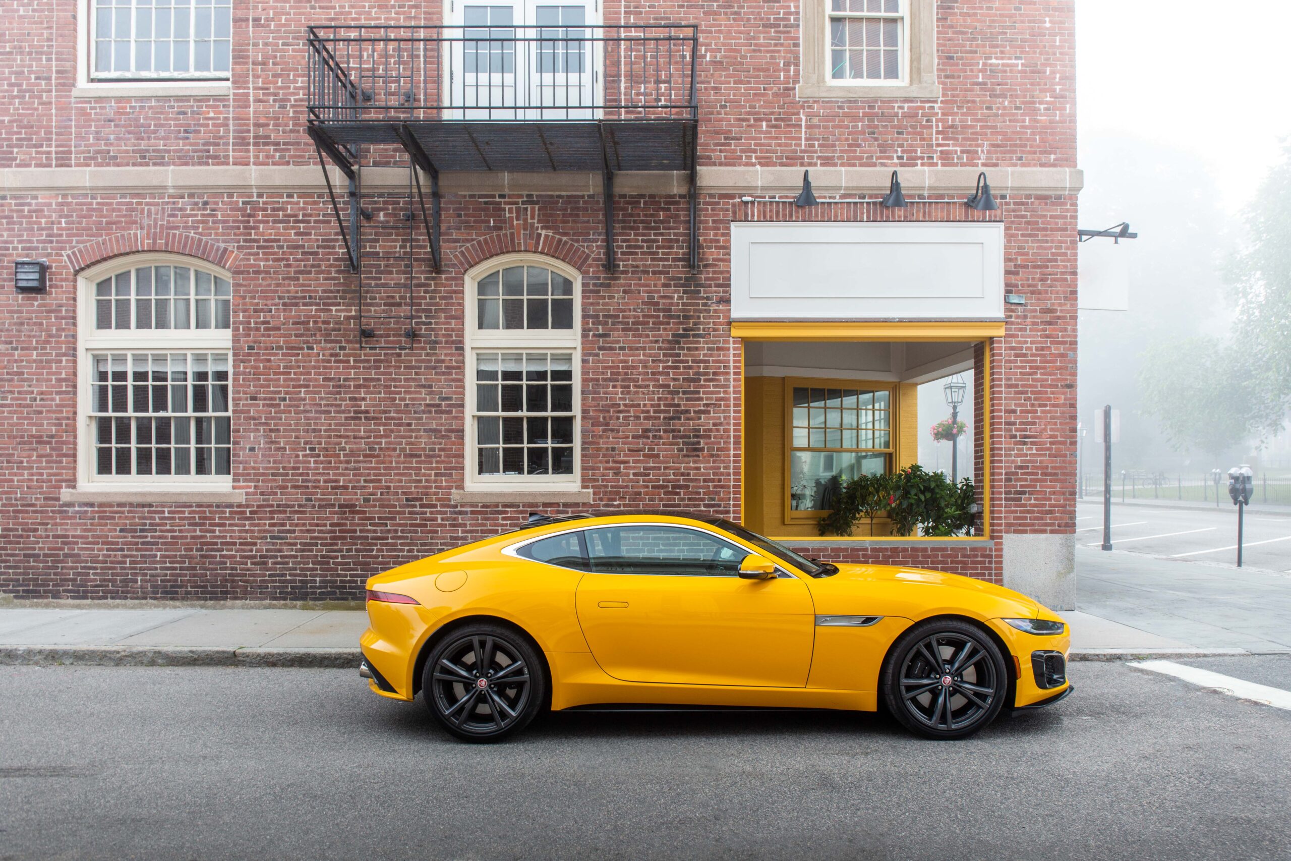 Jaguar F-Type coupe profile silhouette
