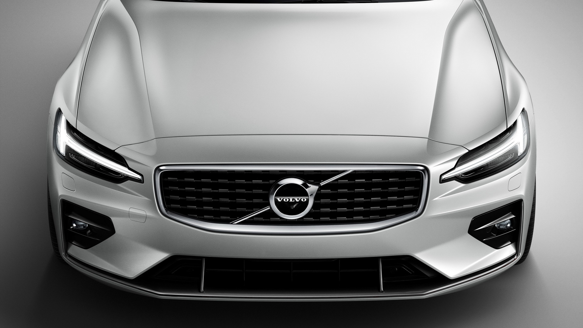 Volvo V60 used front grille and badge detail, showing R-Design trim styling
