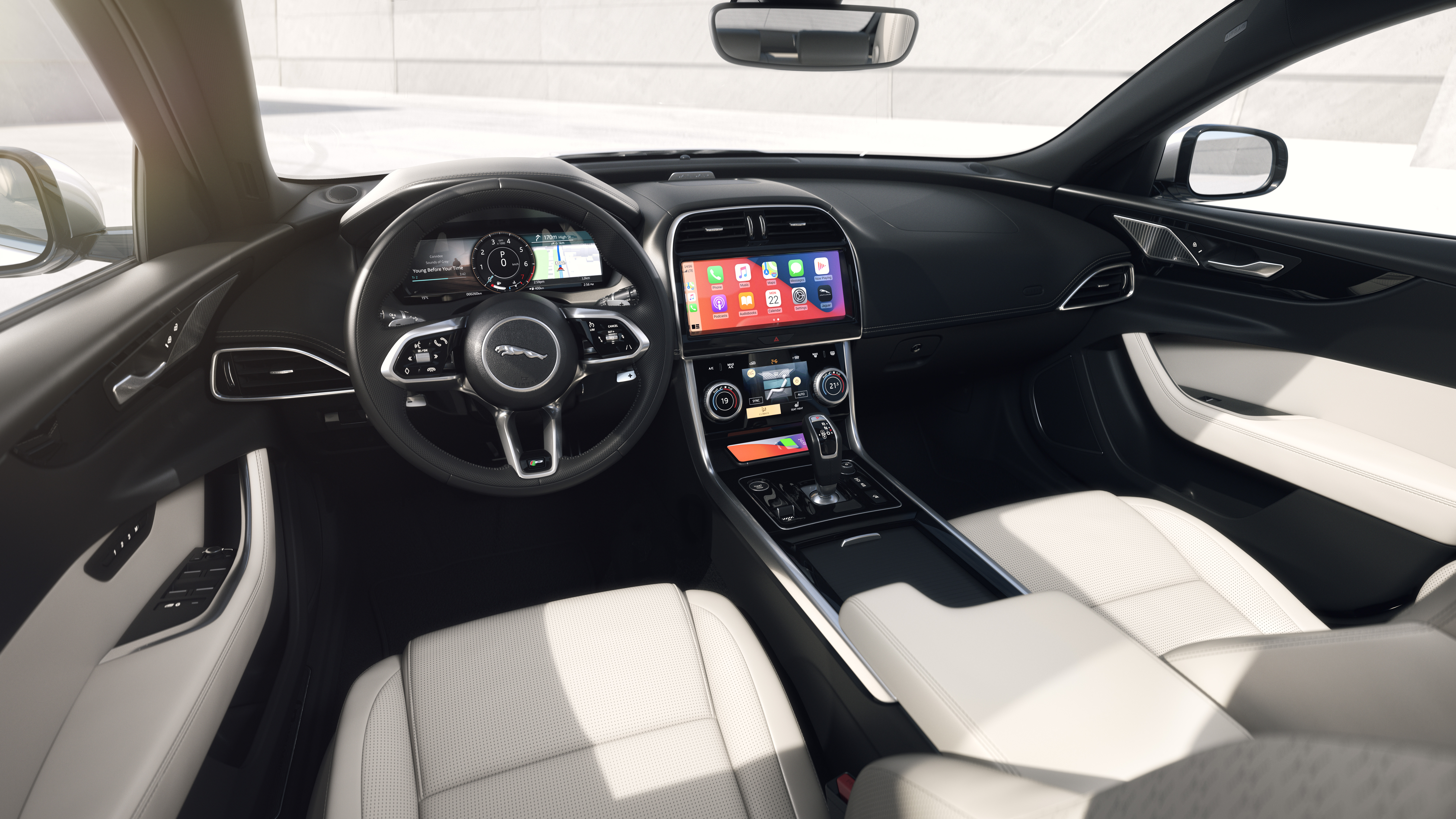 Jaguar XE used interior with wireless Apple CarPlay infotainment