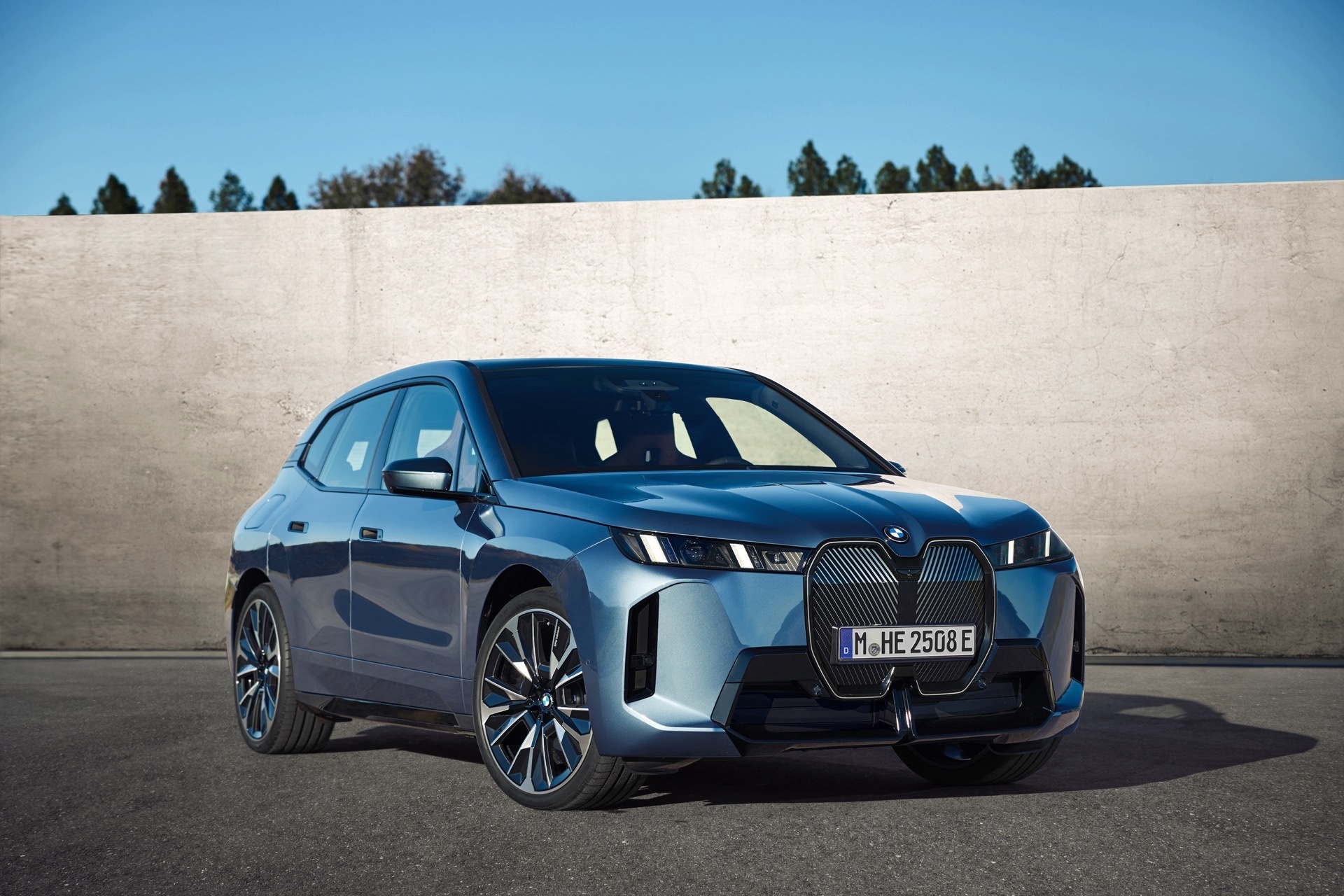 BMW iX xDrive45 front three-quarter static, the car at the centre of this BMW iX salary sacrifice worked example