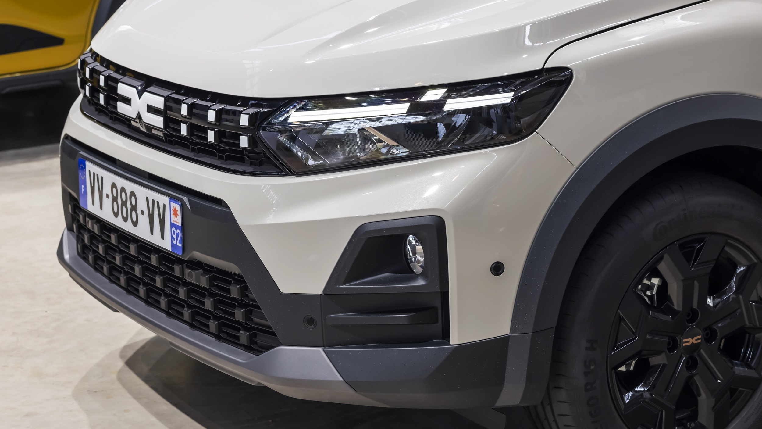 2026 Dacia Jogger front grille, fog lamp and alloy wheel detail