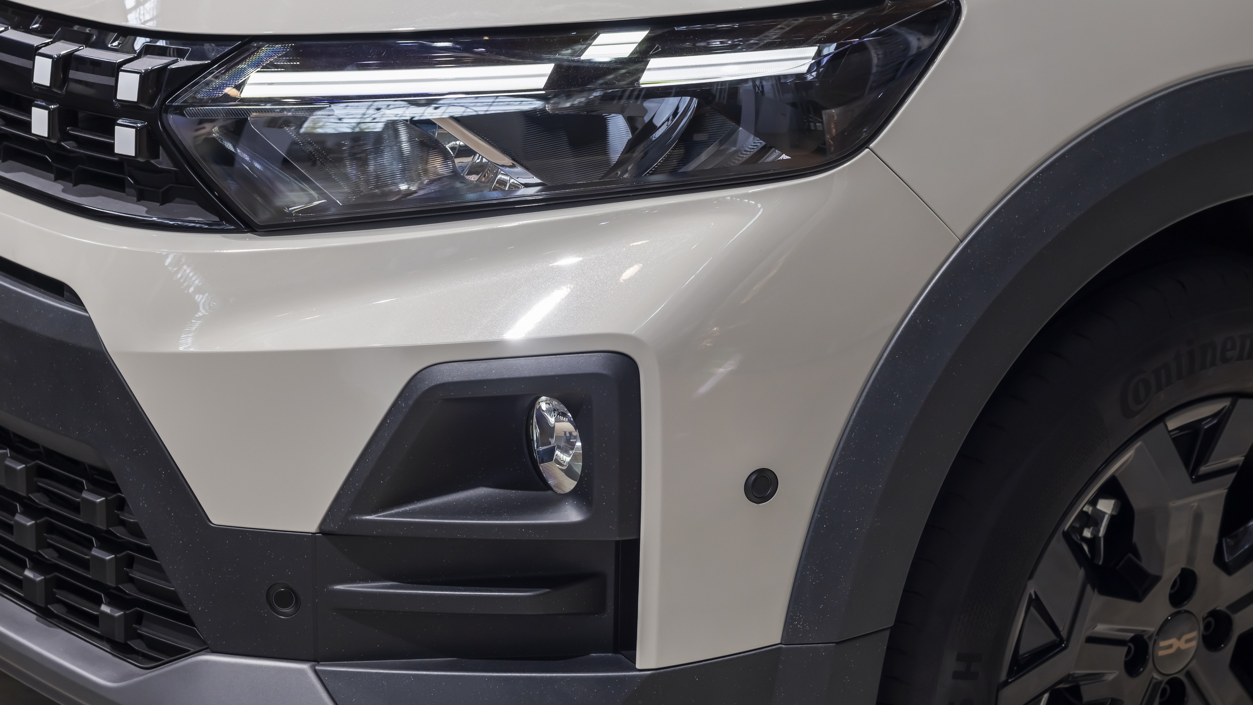 2026 Dacia Jogger Y-shape LED headlight close detail