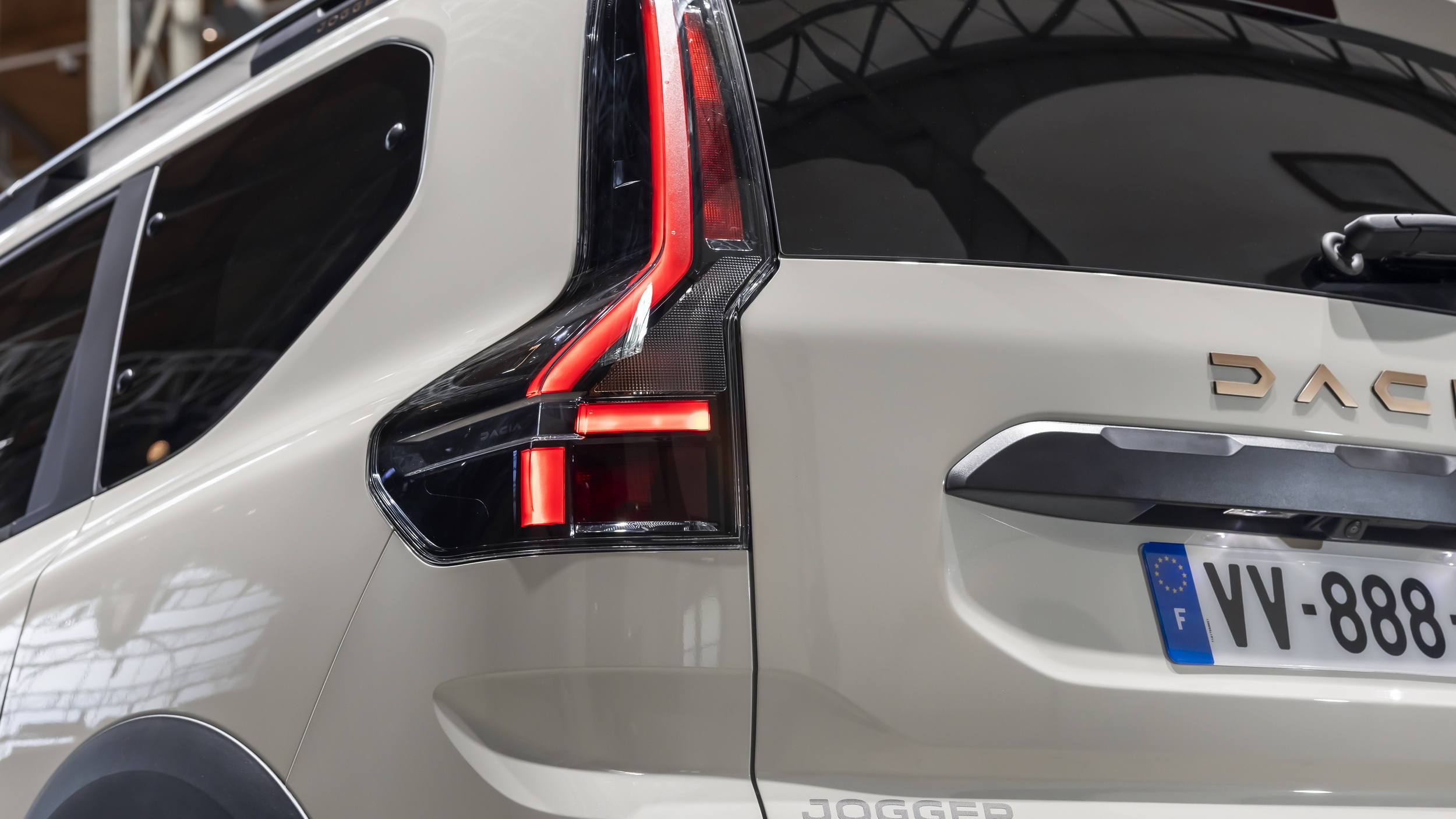 Dacia Jogger Hybrid 155 rear light and tailgate badge
