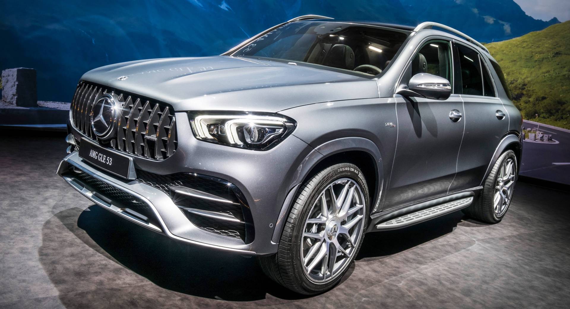 Mercedes-AMG GLE 53 front, the performance engine option