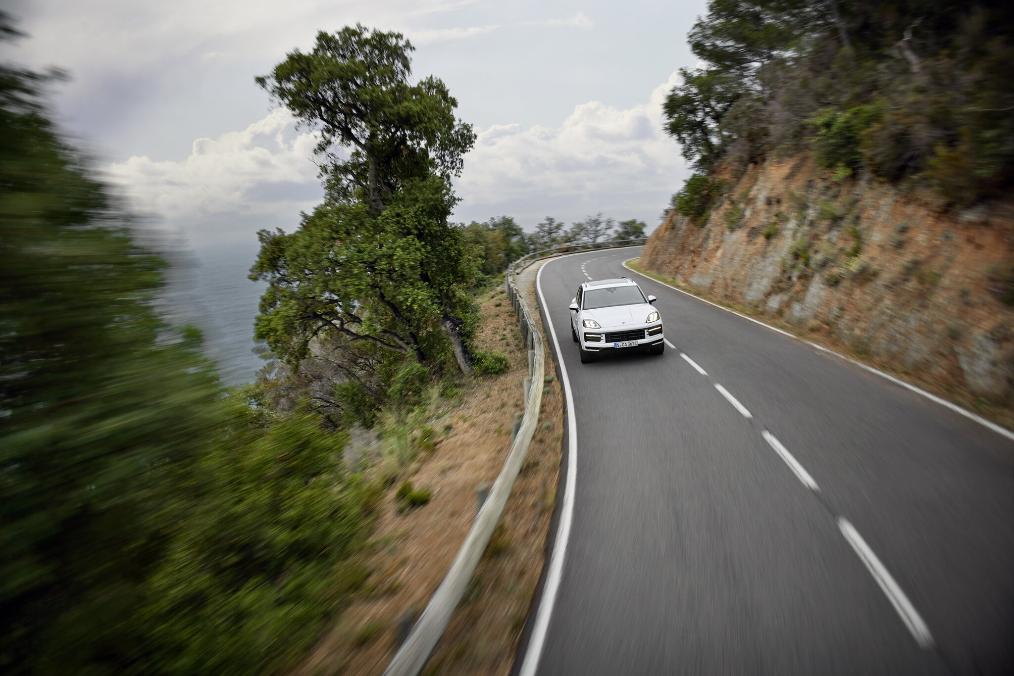 Porsche Cayenne E-Hybrid on a coastal road, BiK band guide