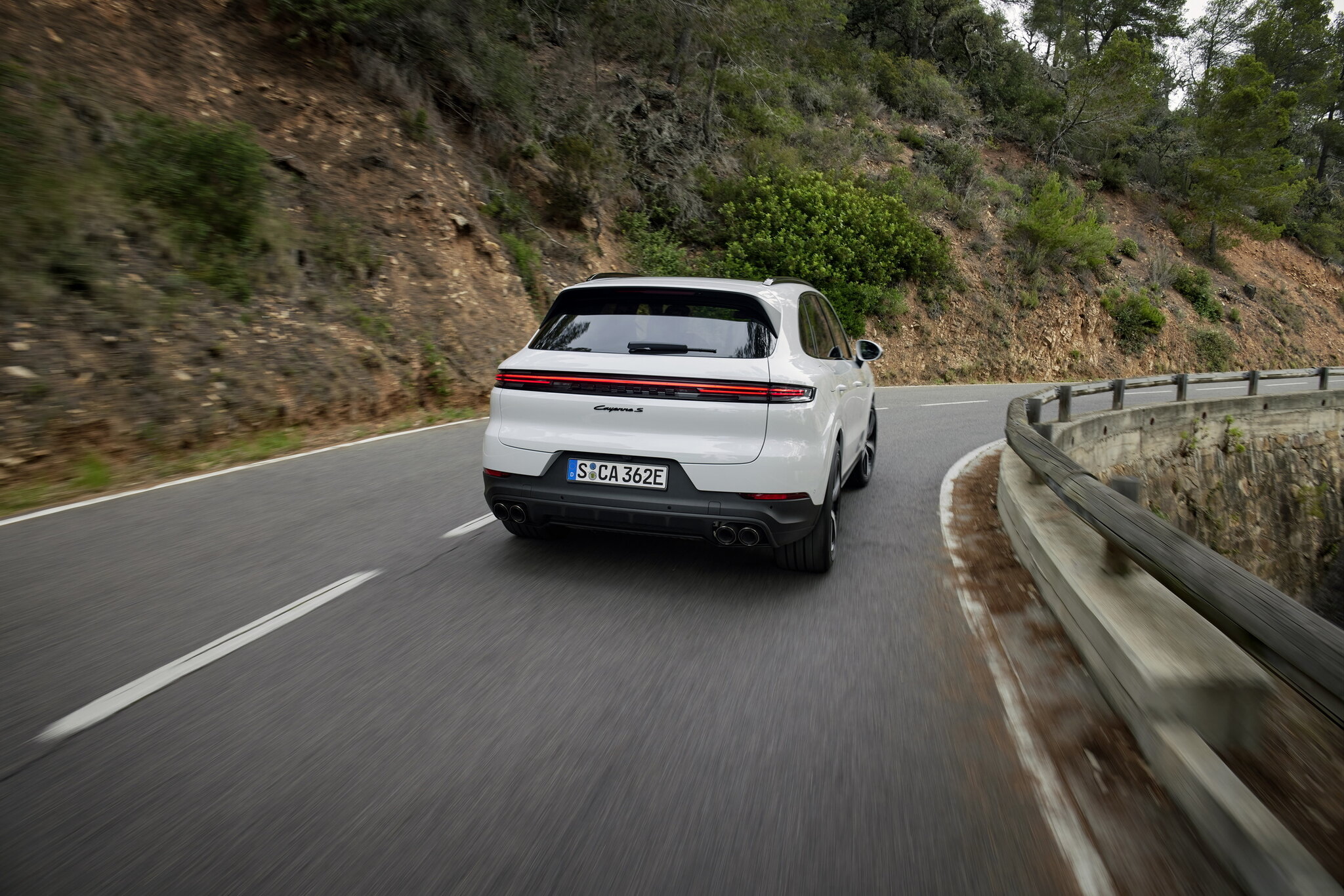 Porsche Cayenne E-Hybrid rear view, Euro 6e-bis emissions