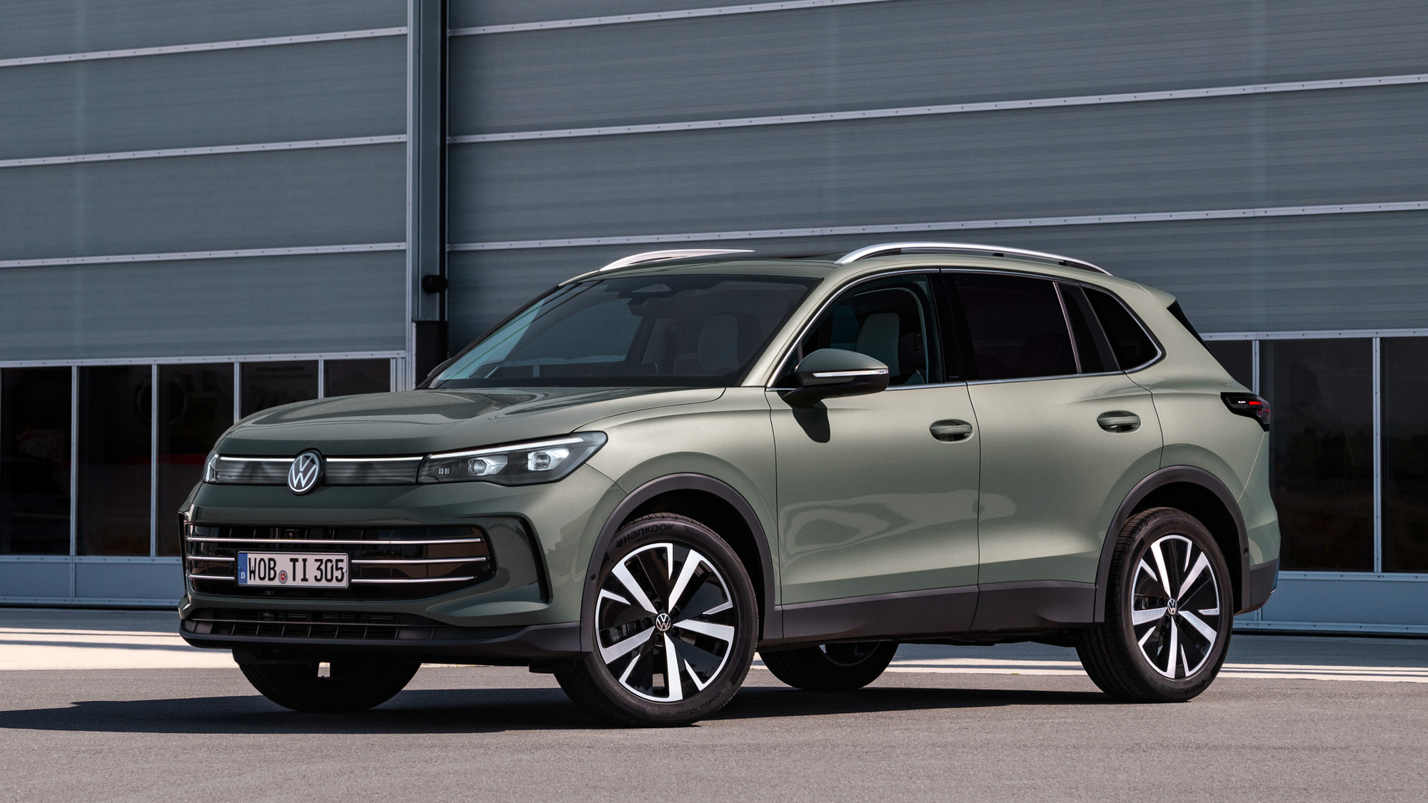 VW Tiguan Q2 stock clearance finance, front three-quarter in green