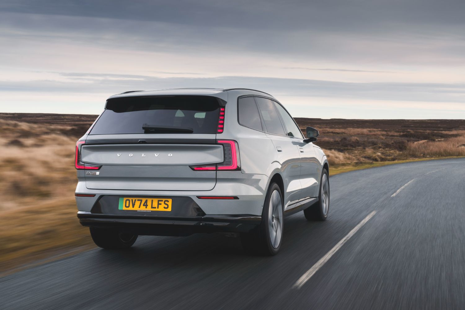 Volvo EX90 charging on a DC rapid unit, where it peaks at 250kW for a roughly 30-minute 10-80% top-up