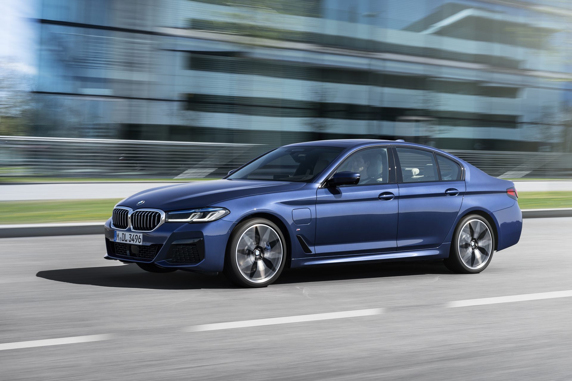 BMW 530e xDrive M Sport saloon in Phytonic Blue — the plug-in hybrid version of the G30 5 Series facelift